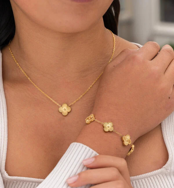 Dam elegant klaver smyckesset i förgyllt silver med halsband, armband och örhängen. Tidlös design.