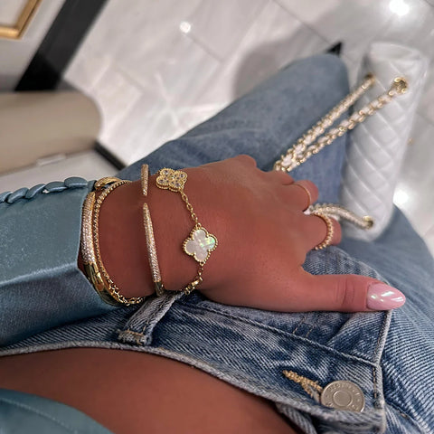 Elegant guldpläterat klaver halsband med matchande armband och örhängen. Perfekt dam presentset.