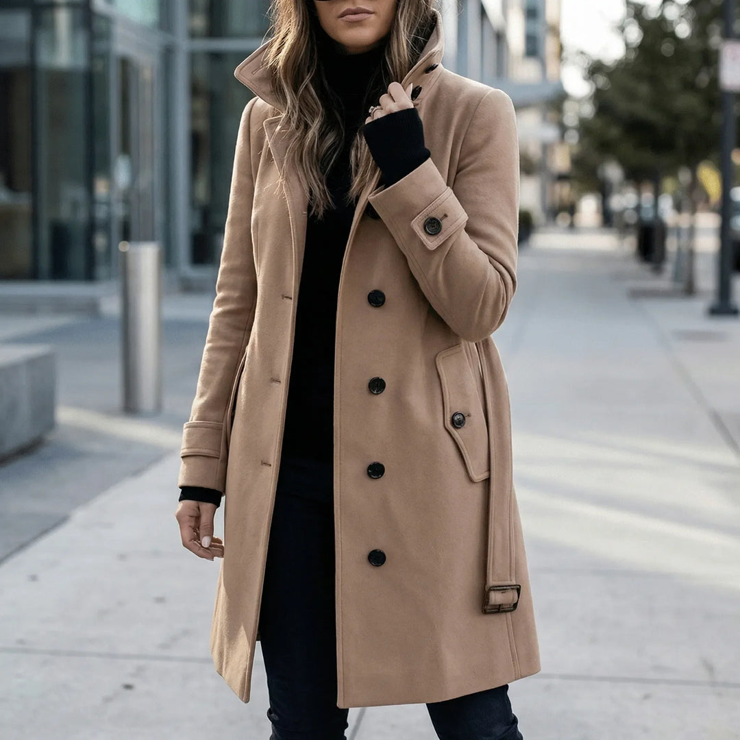 Dam elegant lång trenchcoat Alexandra med midjebälte för en klassisk stil. Perfekt vår- & höstkappa.