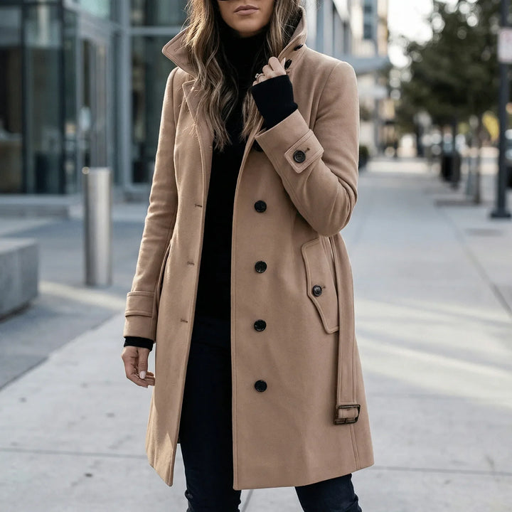 Dam elegant lång trenchcoat Alexandra med midjebälte för en klassisk stil. Perfekt vår- & höstkappa.