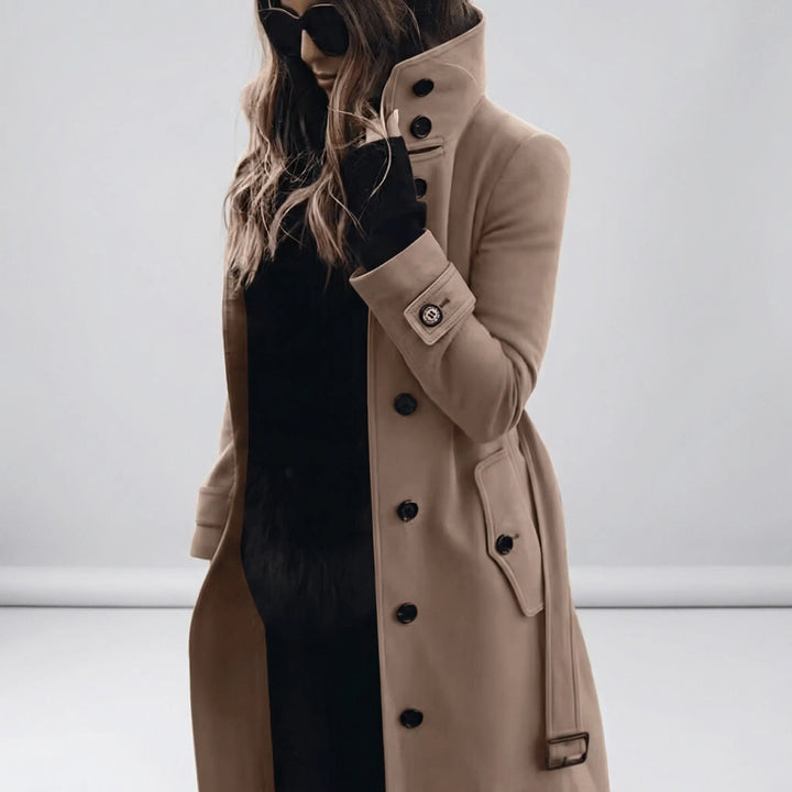 Skräddarsydd dam trenchcoat med bälte, dubbelknäppt design. Stilrent ytterplagg för kvinnor.