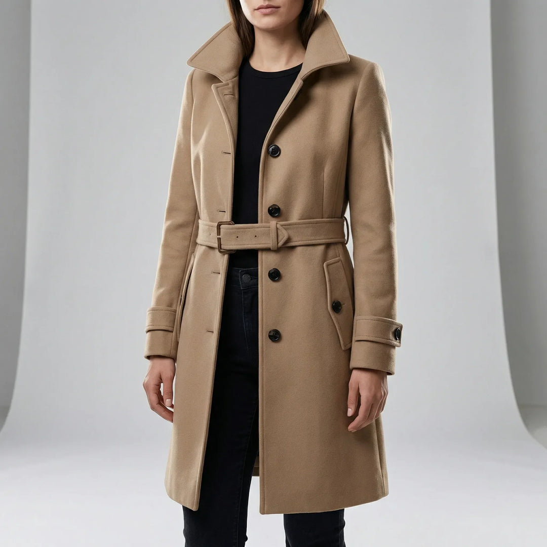 Klassisk dubbelknäppt dam trenchcoat Alexandra med bälte. Stilren lång kappa för modeintresserade.
