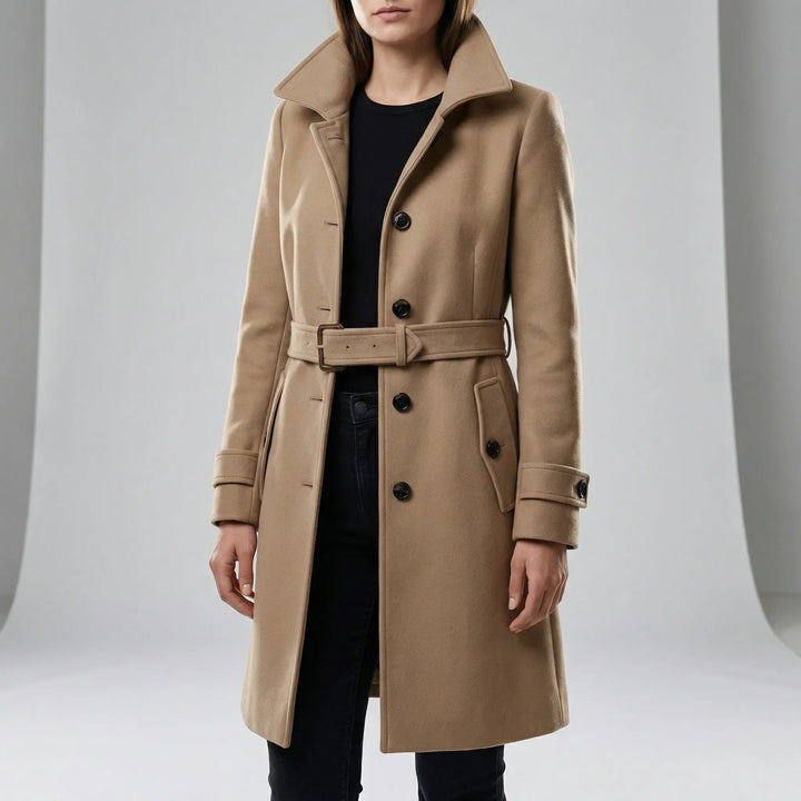 Klassisk dubbelknäppt dam trenchcoat Alexandra med bälte. Stilren lång kappa för modeintresserade.