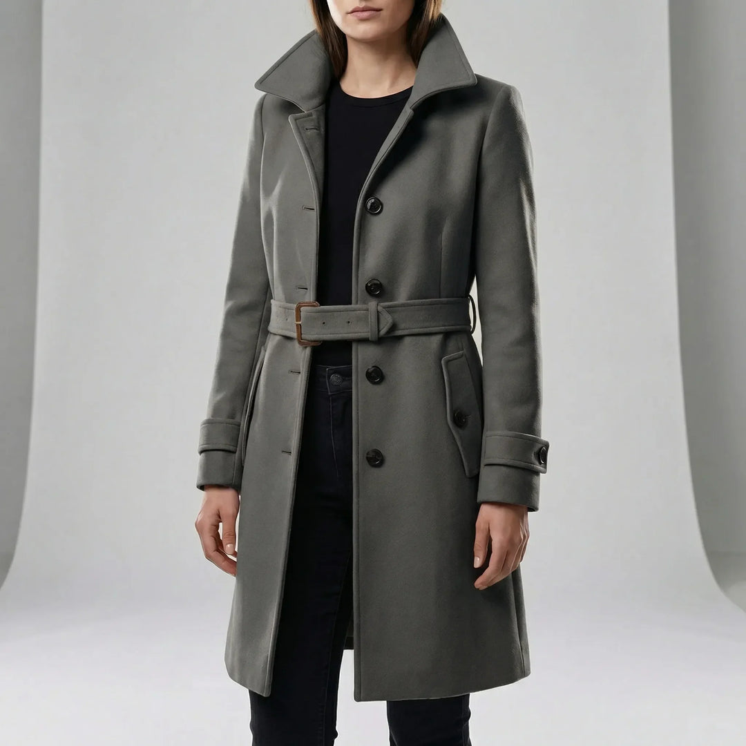 Värmande lång dam trenchcoat med midjebälte. Elegant ytterplagg för alla tillfällen, klassisk stil.