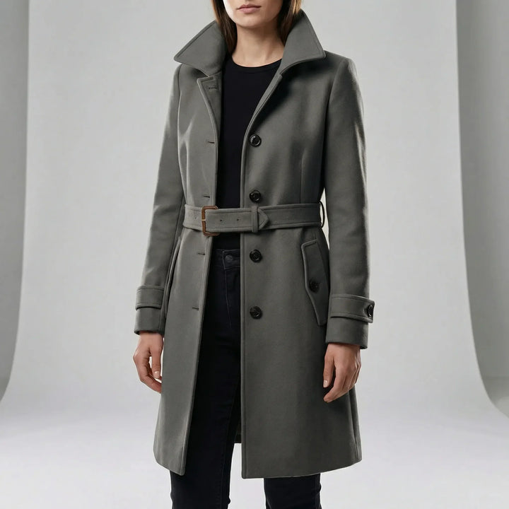 Värmande lång dam trenchcoat med midjebälte. Elegant ytterplagg för alla tillfällen, klassisk stil.