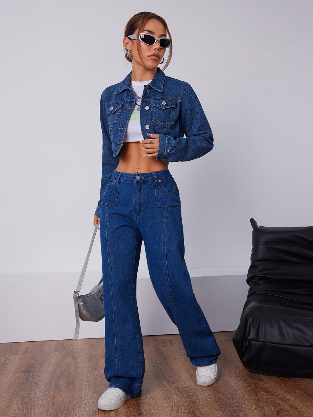 Dam Elise figursydd kort jeansjacka i vintage blå denim. Trendig vårjacka för kvinnor.