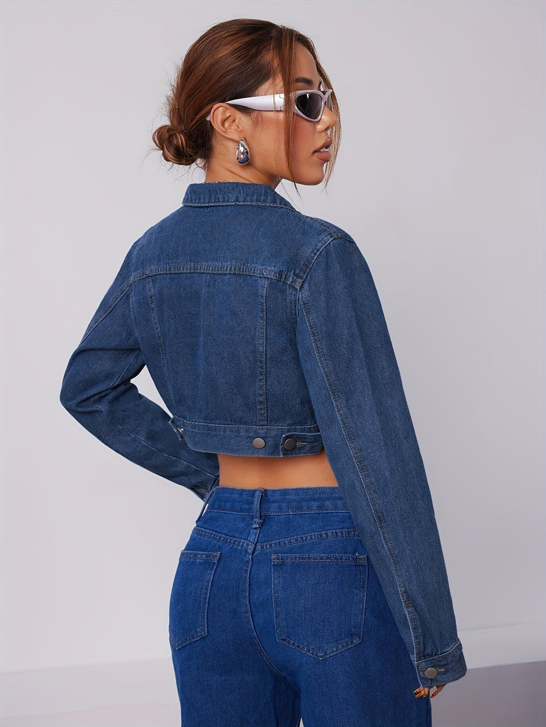 Figursydd kort damjacka i vintagestil. Blå denimjacka för en casual och trendig look.