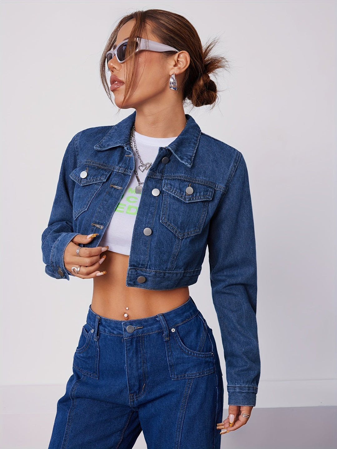 Stilren blå denimjacka för dam, kort och figursydd. Perfekt som vår- eller höstjacka.