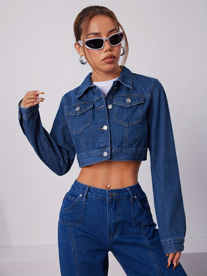 Trendig vintage blå jeansjacka för dam, figursydd kort modell. En tidlös denim vårjacka.