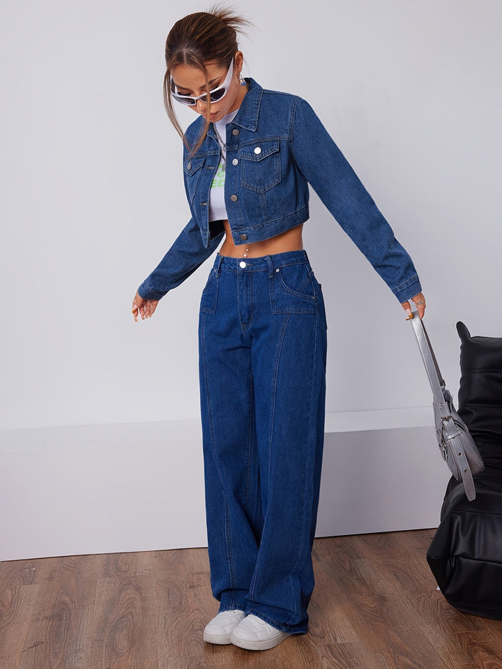 Elise kort figursydd jeansjacka i vintage blå. Damjacka i denim för en chic och bekväm stil.