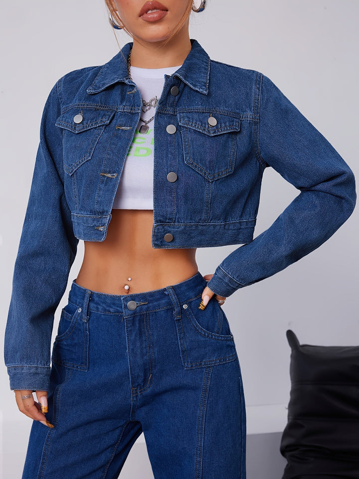 Kort figursydd damjacka i vintage blå denim. Casual jeansjacka, perfekt för våren.
