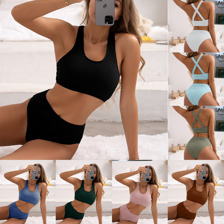 Dam högbent bikiniset i sportig design, perfekt för strand och vatten. Bekväm och modern strandmode.