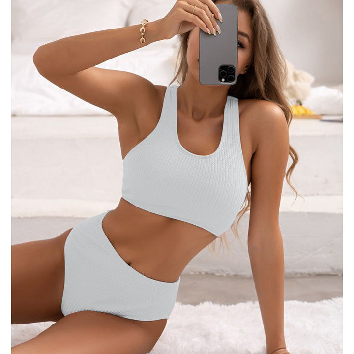 Grön högbent bikini för dam, snabbtorkande och andningsbar. Perfekt sportig baddräkt för soliga dagar.