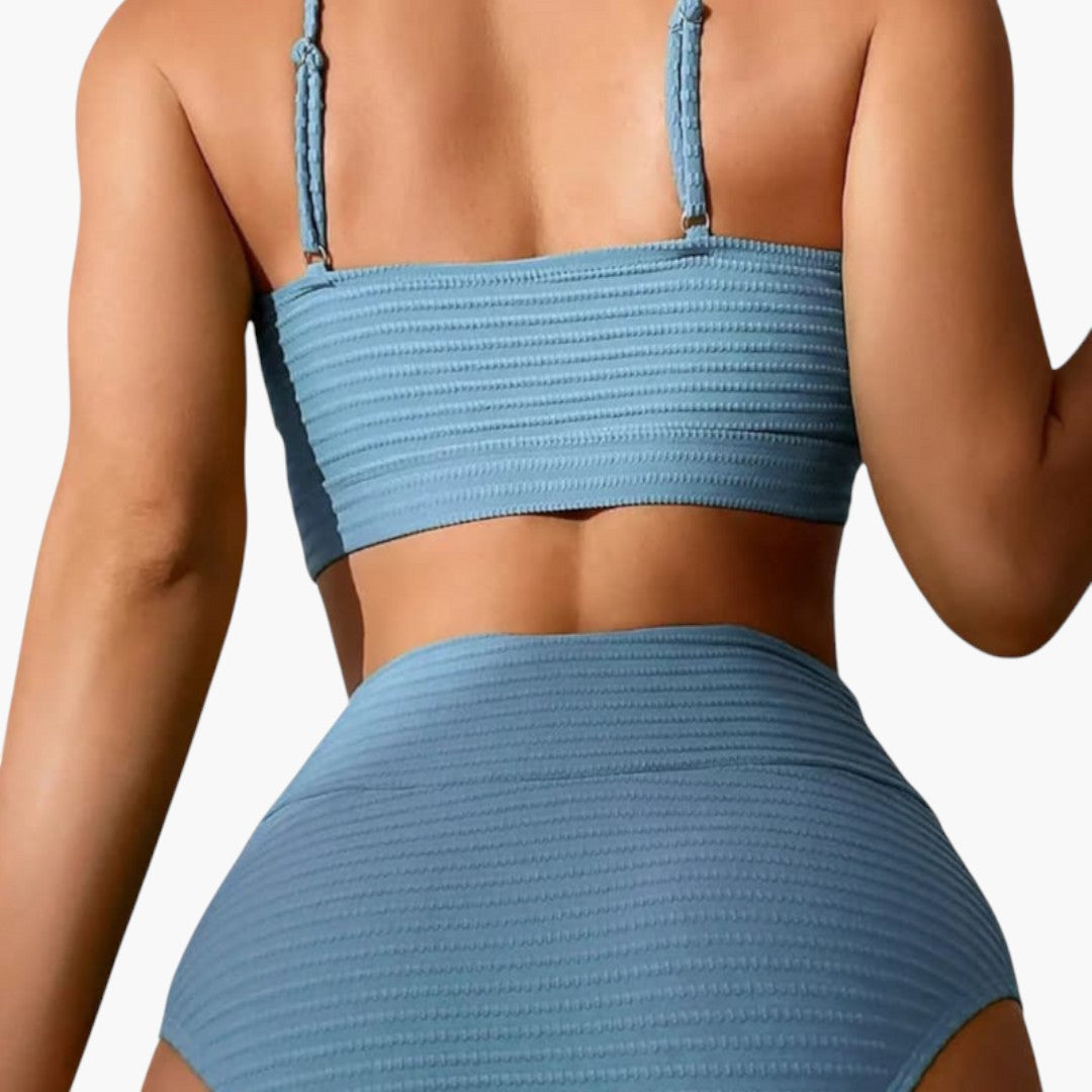 Snyggt högmidjat bikini set för kvinnor, idealiskt som strandkläder och badkläder. Optimal passform.