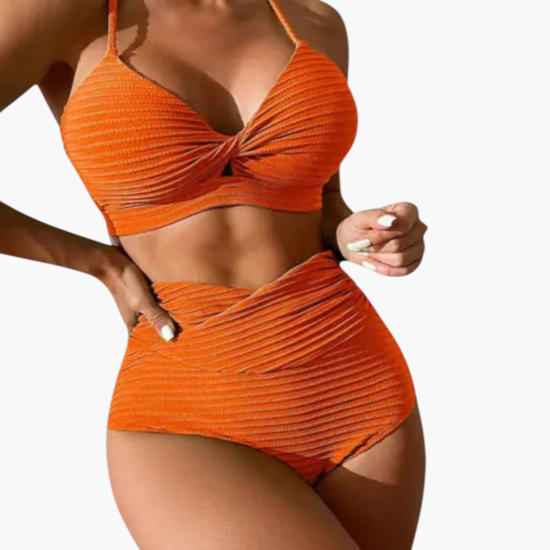 Kvinnlig högmidjad bikini set med trekantstopp, perfekt för sol och bad. Bekväm baddräkt.