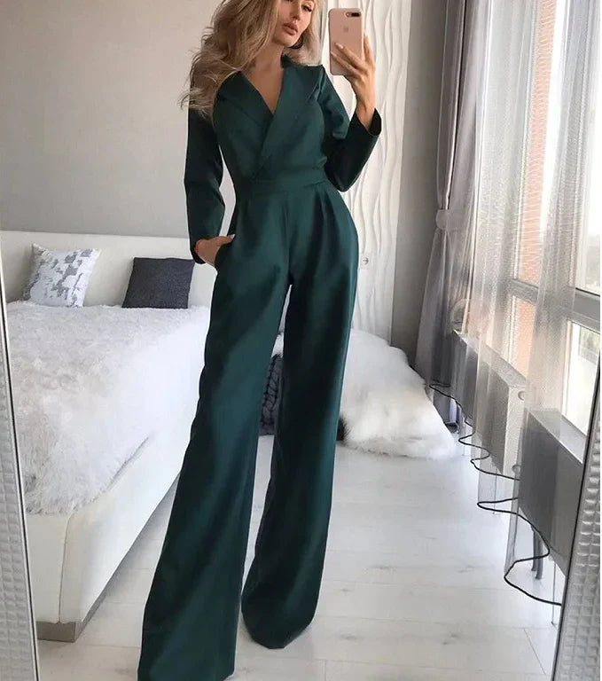 Elegant Evie jumpsuit. Figursydd passform, långa ärmar och vida ben; perfekt för fest och kvinnors vardag.