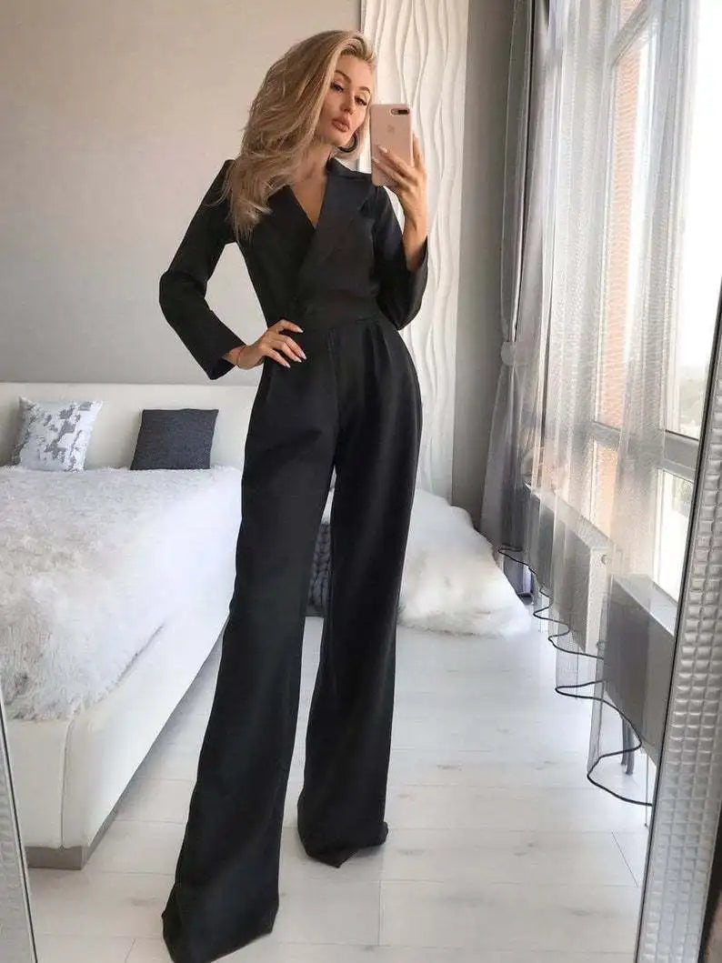 Figursydd jumpsuit för kvinnor. Långärmad Evie helkroppsdress med vida ben. Stilren design.