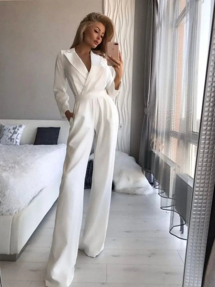 Modern dam jumpsuit Evie. Bekväm och elegant med långa ärmar, figursydd midja och vida byxor.