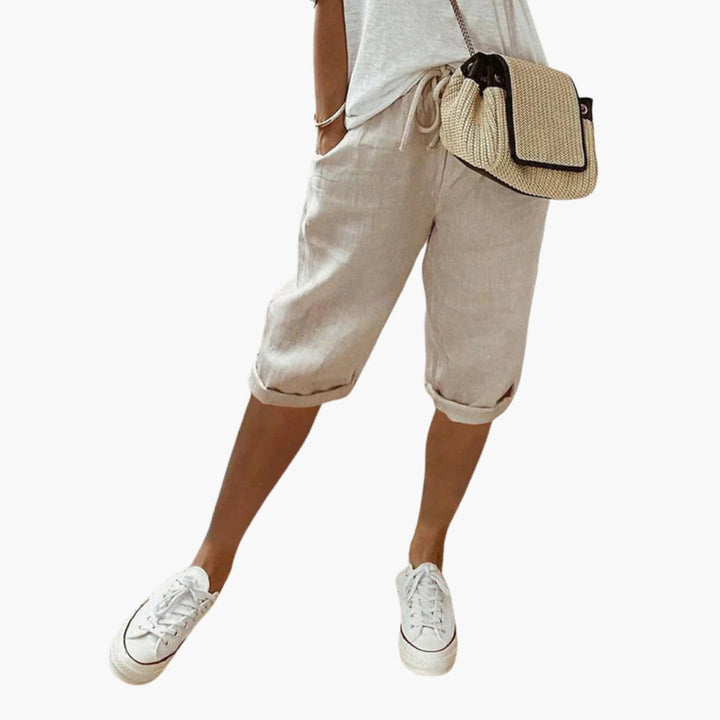 Bekväma damshorts i caprimodell med resår i midjan och fickor, idealiska för avslappnad vardagsstil.