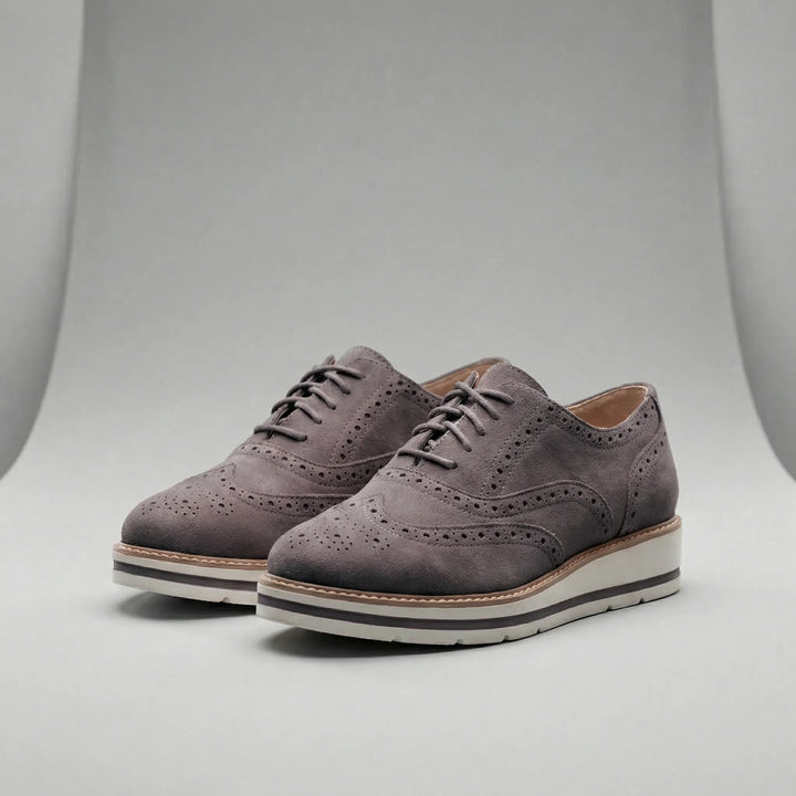 Lågskurna rosa dam sneakers "Amy" med perforerad ovandel, kombinerar stil och komfort med snörning.