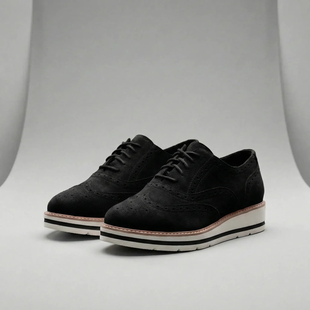 Grå lågskuren Oxford-sneaker för dam med snörning, platåsula och perforerade detaljer, mycket bekväm.