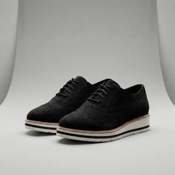 Grå lågskuren Oxford-sneaker för dam med snörning, platåsula och perforerade detaljer, mycket bekväm.