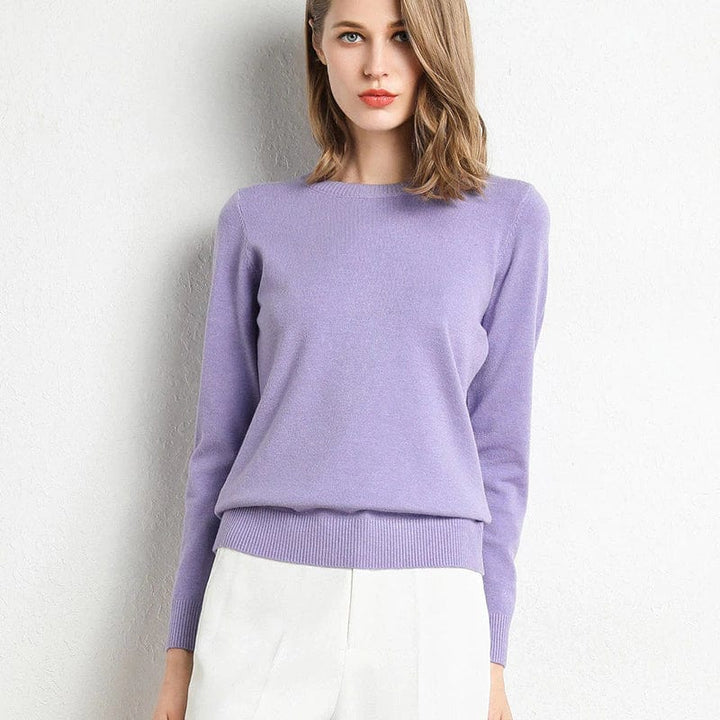 Höstmode: Långärmad damtröja med rund hals. En stickad tröja perfekt för lager på lager-looks.