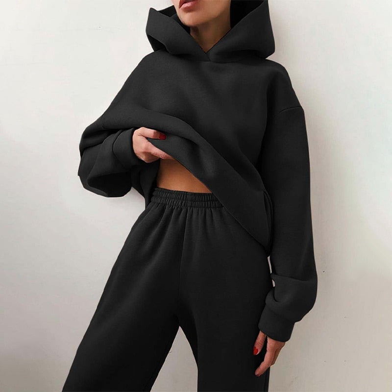 Kvinnors mysiga loungewear-set med huva, skön komfort för hemmabruk.