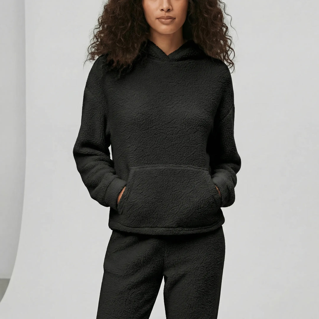 Huvtröja och matchande byxor i dam loungewear-set med känguruficka för fritid.