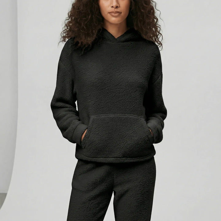 Huvtröja och matchande byxor i dam loungewear-set med känguruficka för fritid.