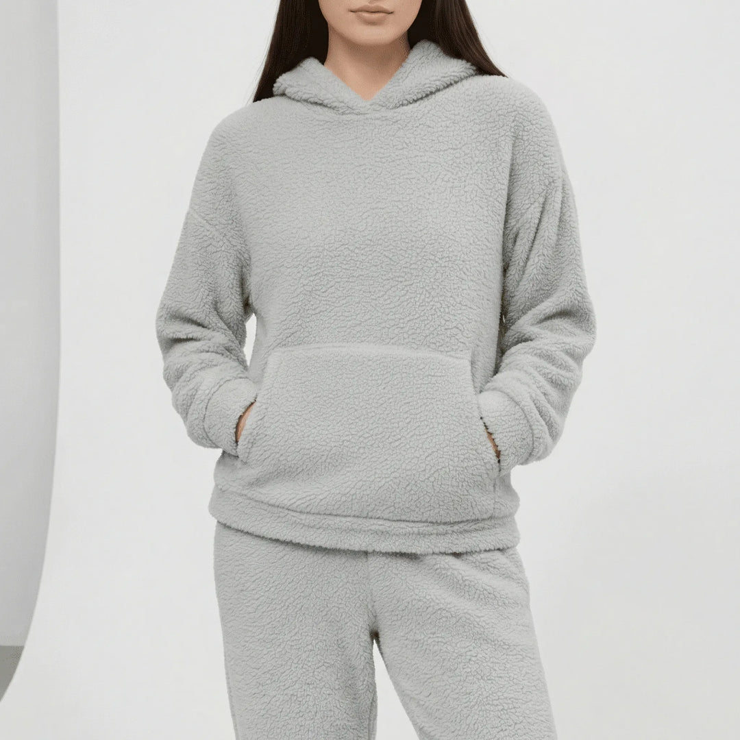 Mysigt dam fritidsset med hoodie och känguruficka. Perfekta hemmakläder för kvinnor.