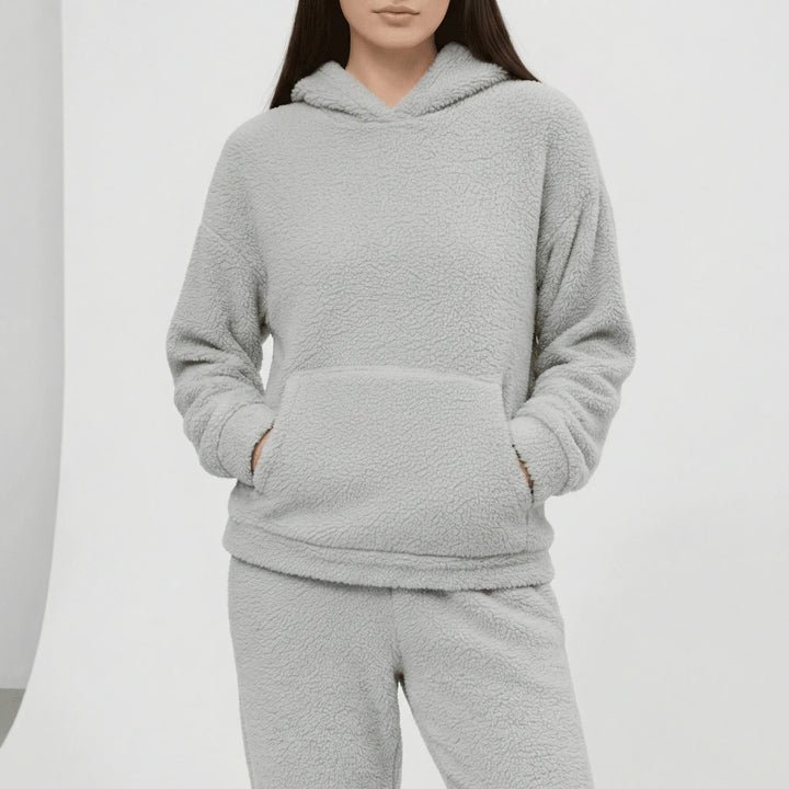 Mysigt dam fritidsset med hoodie och känguruficka. Perfekta hemmakläder för kvinnor.