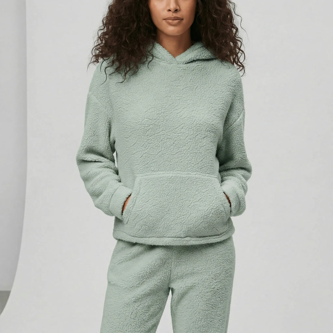 Komplett dam loungewear-set, huvtröja & byxor, med känguruficka. För mys och avkoppling.