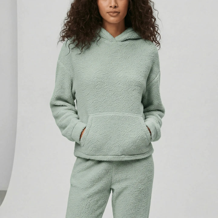 Komplett dam loungewear-set, huvtröja & byxor, med känguruficka. För mys och avkoppling.