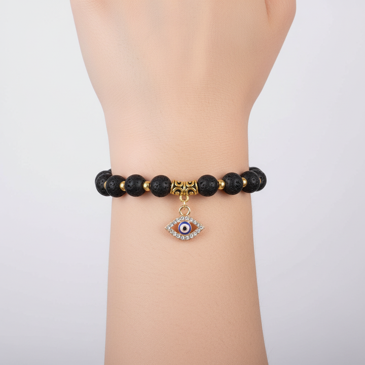 Nära bild av stilfull berlock på ett damarmband med glänsande pärlor. Detaljerad design.