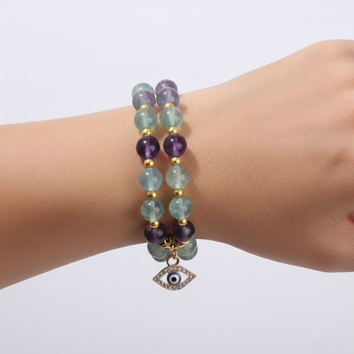 Modeaccessoar: elastiskt damarmband med stilfull berlock. Kombinera med din look.
