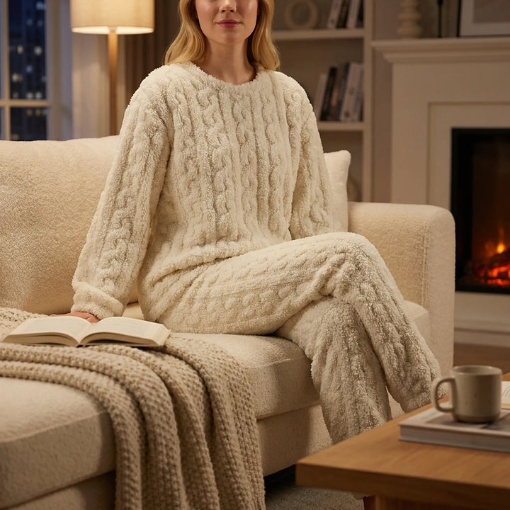 Dam myspyjamas Amy med långa ärmar. Mjuk, tvådelad pyjamas för kvinnor, perfekt för avkoppling och hemmamys.