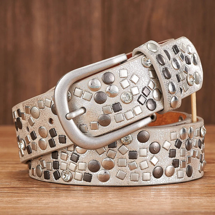 Dam nitbälte med glittrande strass, en elegant modeaccessoar som lyfter jeans och outfits.