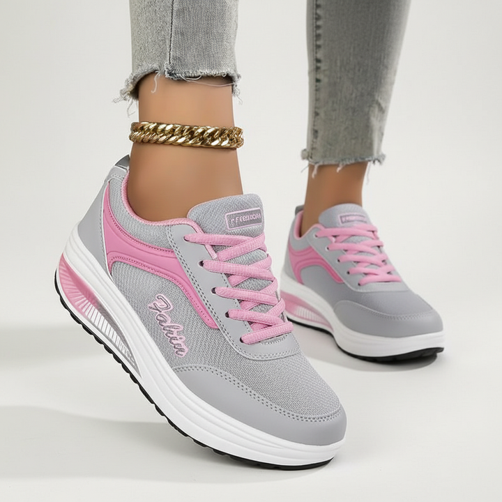 Damsneakers 'Amelie' i vit med ortopediskt stöd, framifrån, visar rymlig tåbox för extra komfort.