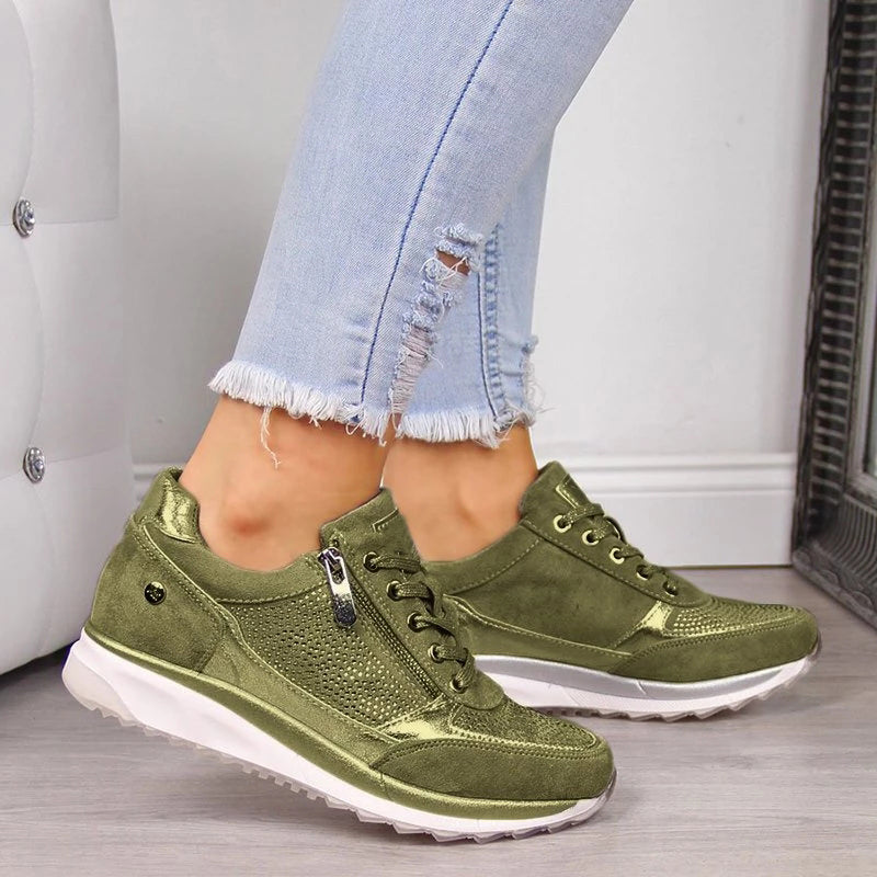 Dam ortopediska sneakers i beige med dragkedja för enkel påtagning. Optimal komfort för vardag och fritid.
