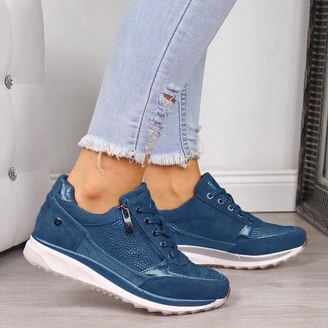 Detaljbild av dam ortopediska sneakers med praktisk dragkedja. Stilrena och bekväma vardagsskor i blått.
