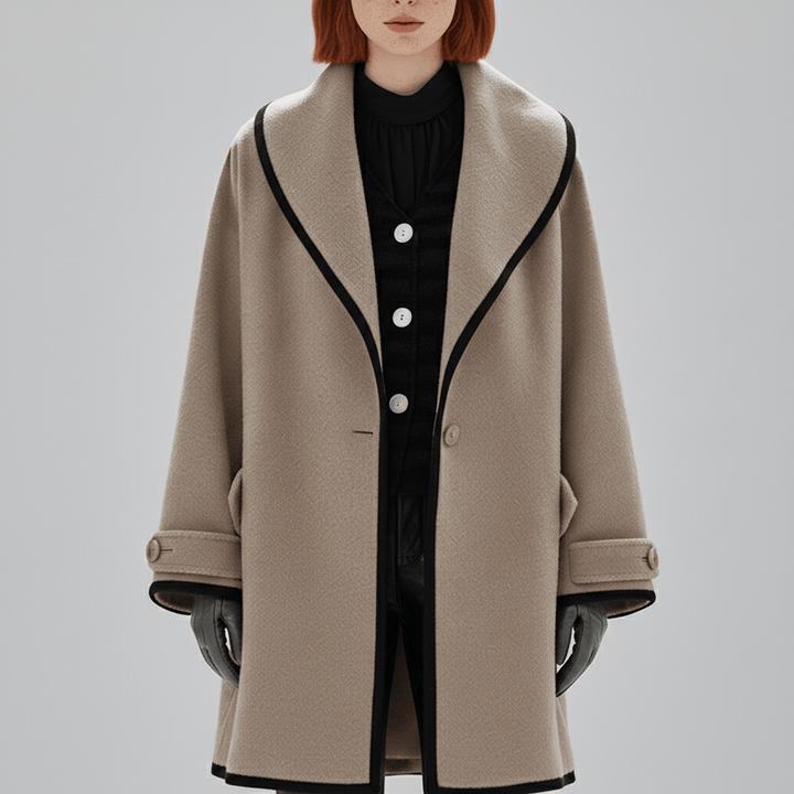 Elegant damkappa med huva och vida slag, Lillian oversized för optimal värme och stil.