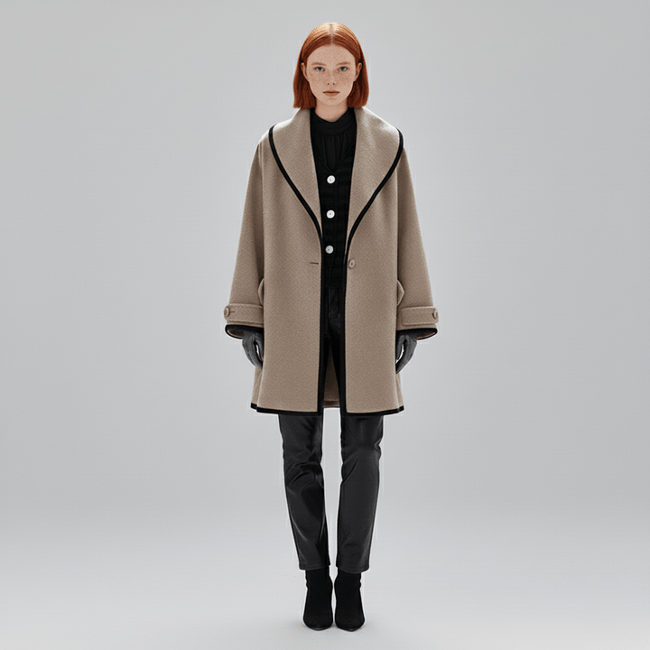 Damkappa Stephanie i oversized design, med huva, idealisk för en elegant och varm vinterlook.
