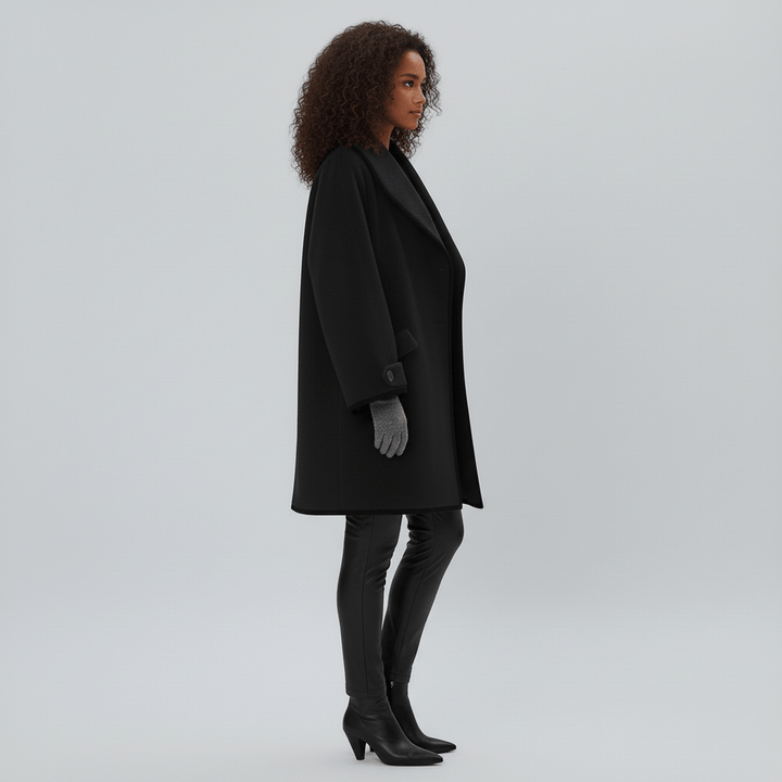 Varm oversized damkappa Lillian med huva, ett trendigt ytterplagg för kyliga dagar.