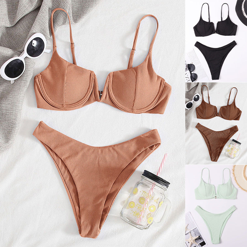 Elegant dam push-up bikini i ribbad design, med formande kupor och bekväma justerbara axelband.