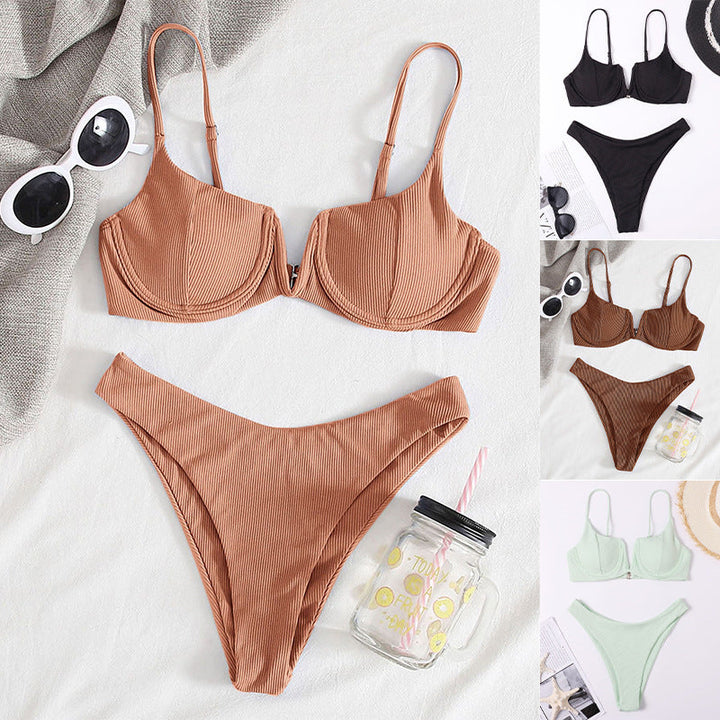 Elegant dam push-up bikini i ribbad design, med formande kupor och bekväma justerbara axelband.