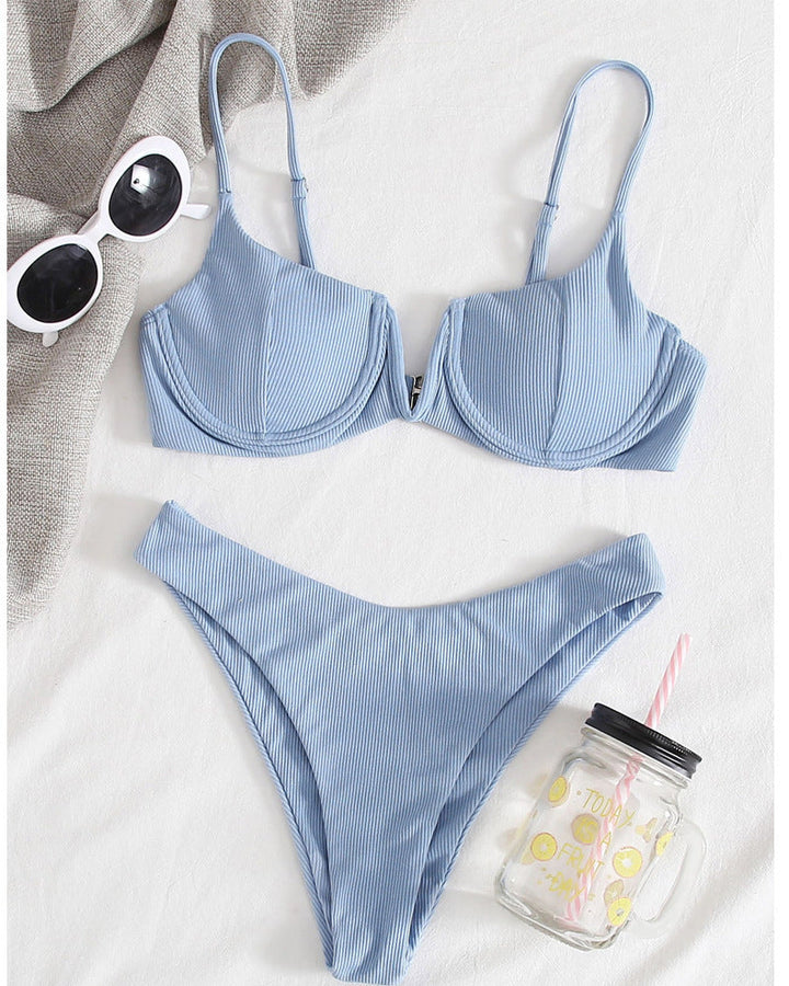 Detaljerad bild av en dam push-up bikini, med fokus på den ribbade texturen och de flexibla banden.