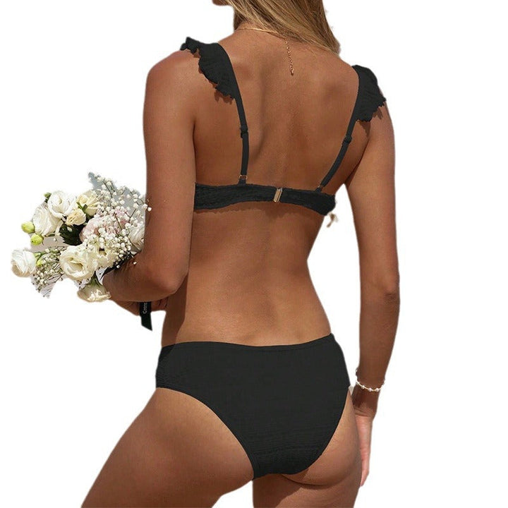 Snygg push-up bikini med volangaxlar och hög benöppning, idealisk för bad och strand.