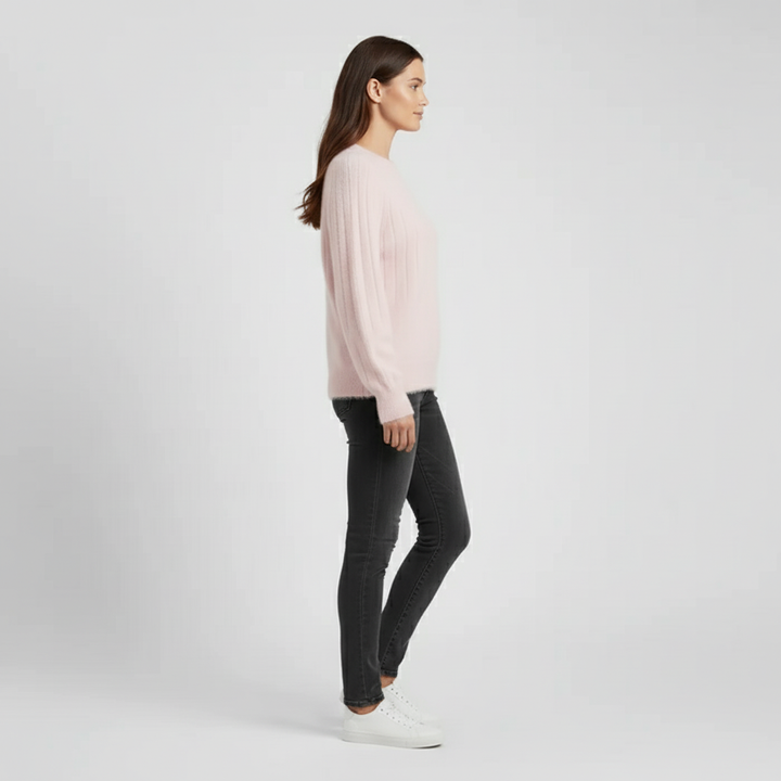 Mjuk långärmad damtröja, ribbstickad design för en elegant och bekväm känsla.