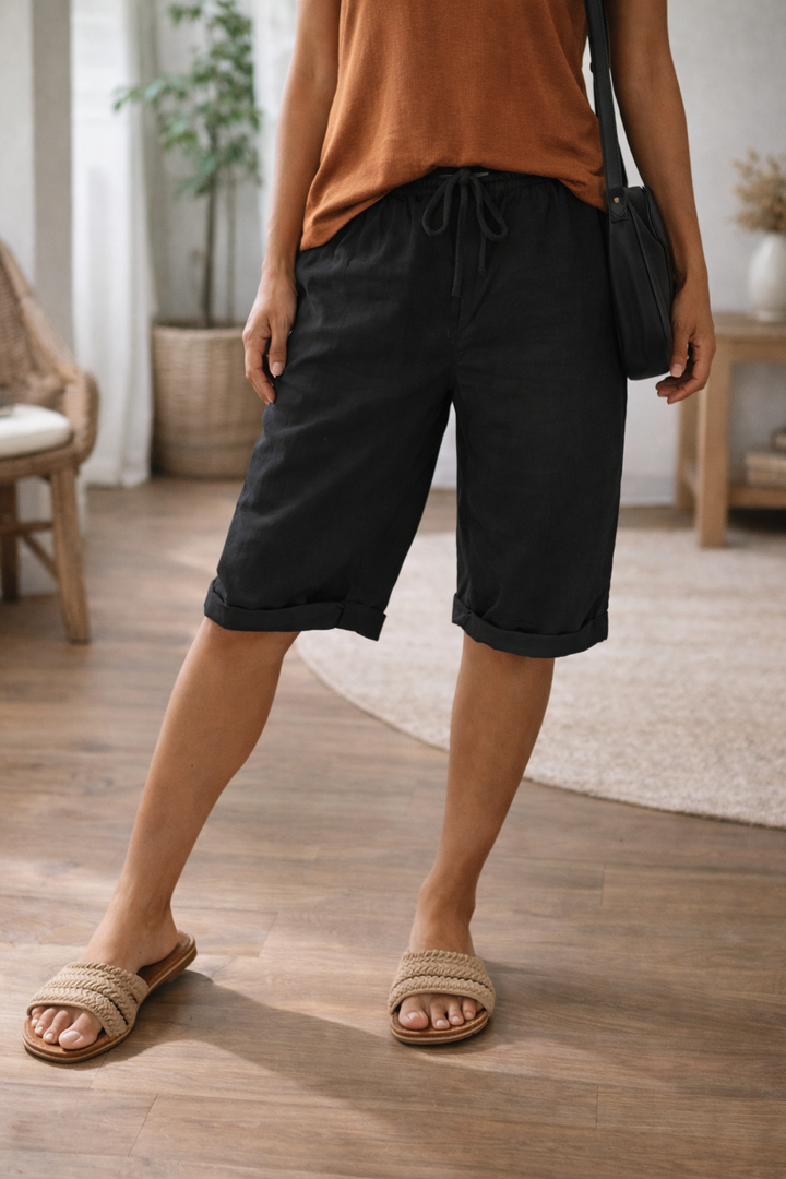 Dam bermudashorts i ljus bomull med praktisk dragsko i midjan för ledig stil
